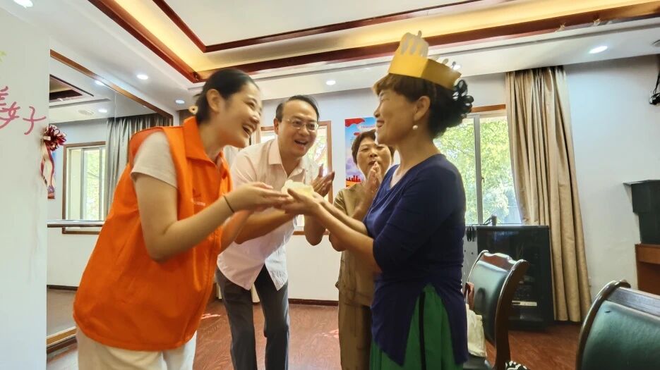 岁暖金秋迎寿宴，银龄携手享天伦